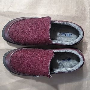 Women's JBU wine size 8 shoes with gray faux fur lining and memory foam